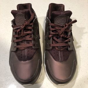Women’s Nike huarache maroon shoes. Size 8.